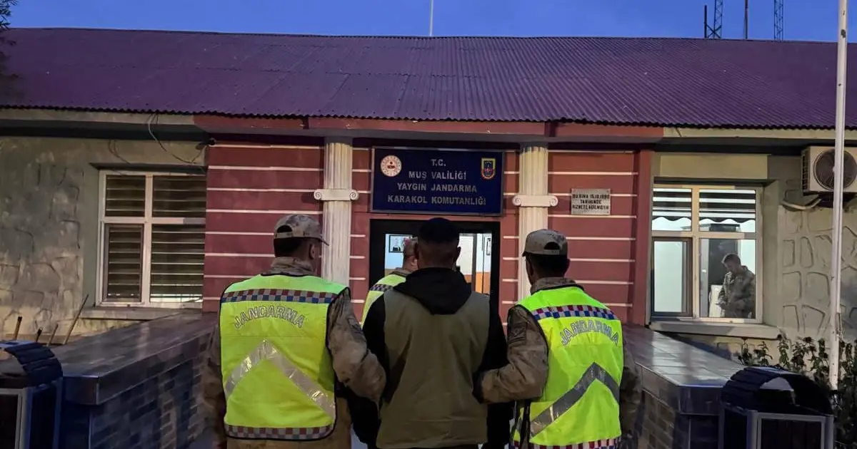 Eve silahla ateş açan baba-oğul yakalandı | NTV Haber