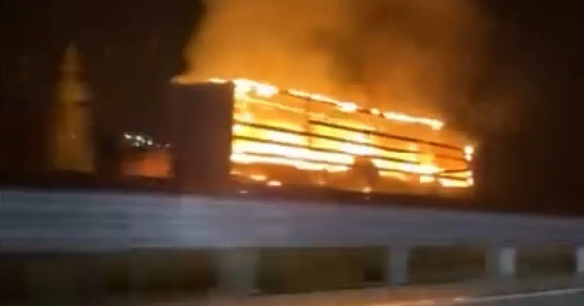 Tırın lastiğinde başlayan yangın dorseye yayıldı | NTV Haber