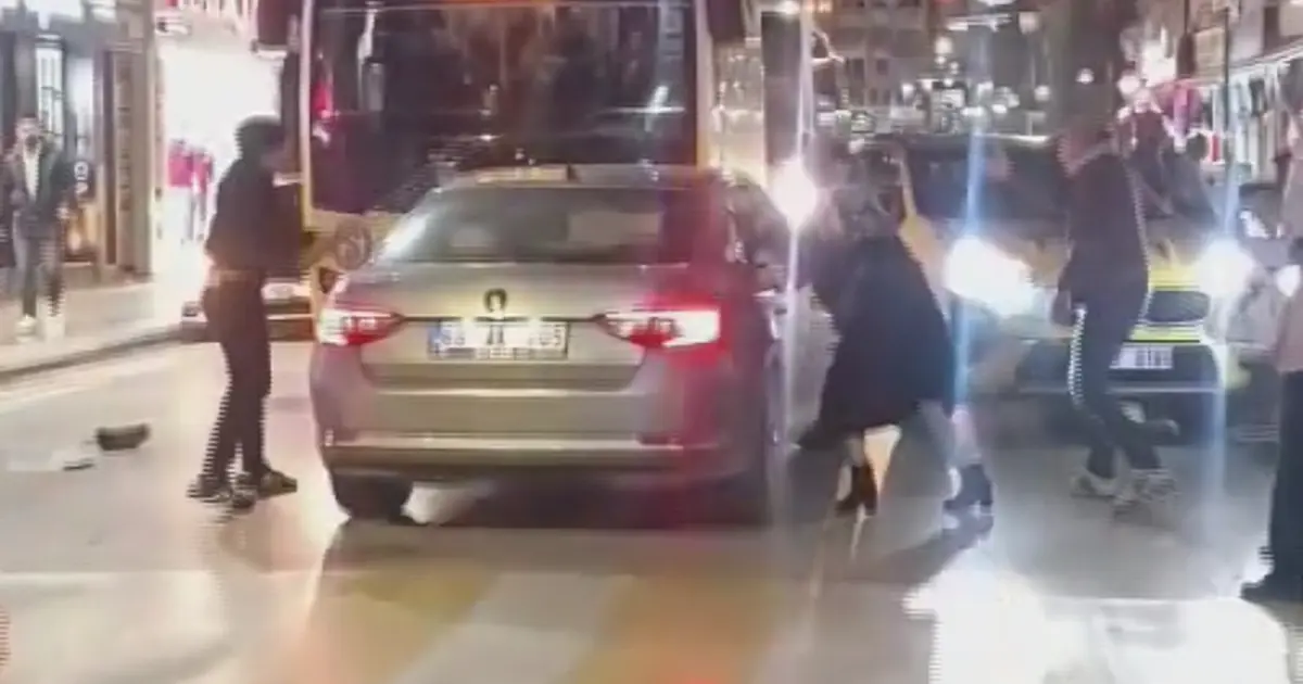 Caddedeki yayalara ve araçlara çarpan sürücüye meydan dayağı | NTV Haber